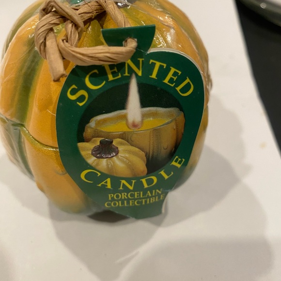 THE CANDLE COMPANY PORCELAIN SCENTED CANDLE - Picture 2 of 2